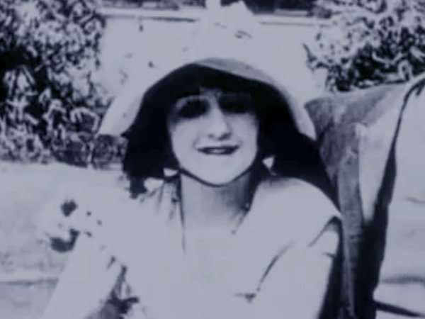 Bebe Daniels in Clubs Are Trump (1917)