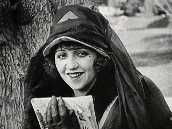 Bebe Daniels in Are Crooks Dishonest? (1918)