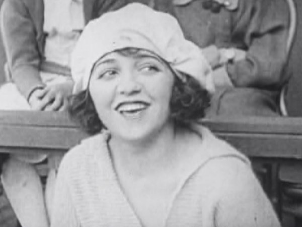 Bebe Daniels in Don't Shove (1919)