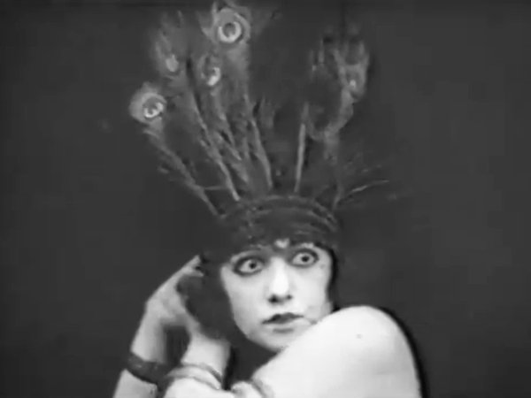 Bebe Daniels in Follow The Crowd (1918)