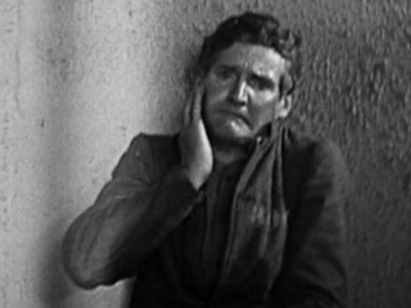 Bobby Burns in Los Presidiarios (1931)