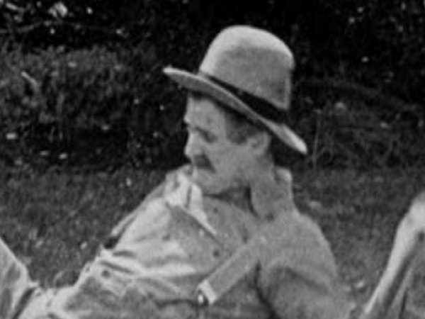 Bobby Burns in Helpmates (1932)