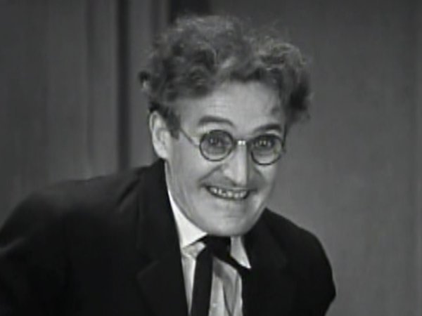 Bobby Burns in Sneak Easily (1932)