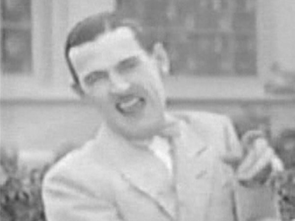 Charley Chase in Huye-Faldas (1930)