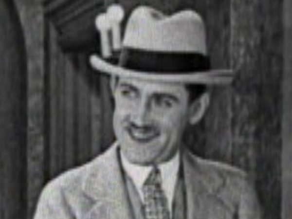 Charley Chase in Mama Behave (1926)
