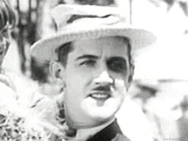 Charley Chase in The Sting Of Stings (1927) DVD screencapture - Lord Heath - Laurel & Hardy - Another Nice Mess - http://www.lordheath.com/