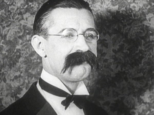Charley Chase in Thundering Fleas (1926) DVD screencapture - Lord Heath - Laurel & Hardy - Another Nice Mess - http://www.lordheath.com/