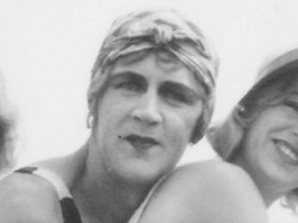 Charley Chase in Chasing Husbands (1928)