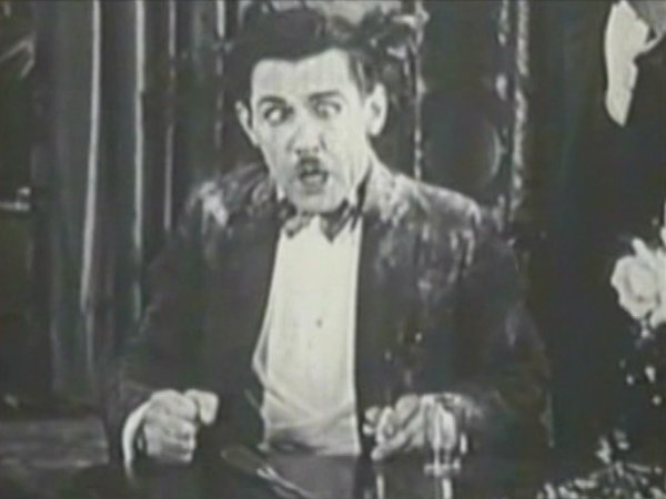 Charley Chase in The Lighter That Failed (1927)