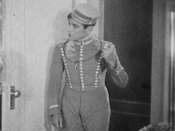 Charlie Hall in Be Big! (1931)