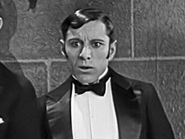 Charlie Hall in Love 'Em And Weep (1927)