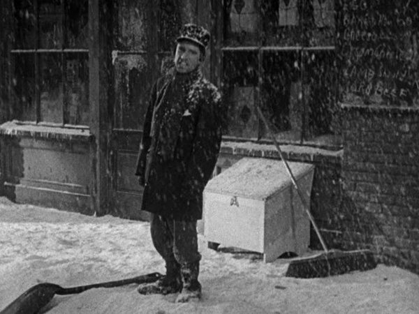 Charlie Hall in Tiembla y Titubea (1930)