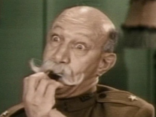 James Finlayson in Pack Up Your Troubles