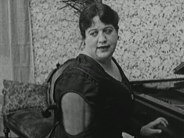 Margaret Joslin in Do You Love Your Wife? (1919)