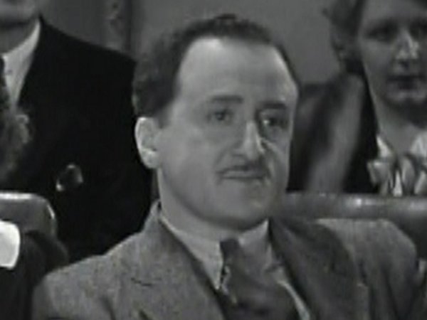Rolfe Sedan in Sneak Easily (1932)