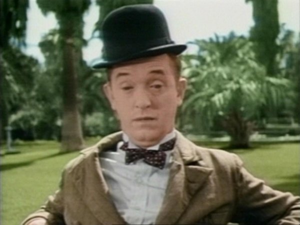 Stan Laurel in Pack Up Your Troubles