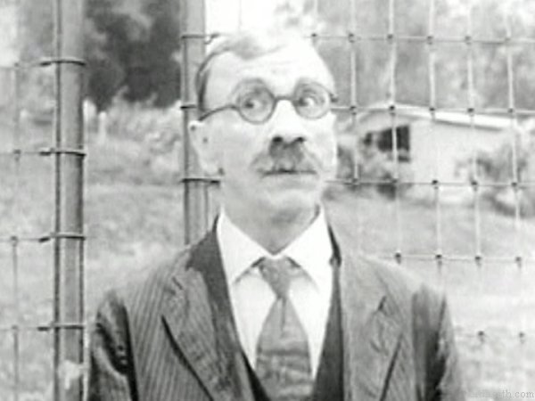 Al Hallet in The Sting Of Stings (1927)