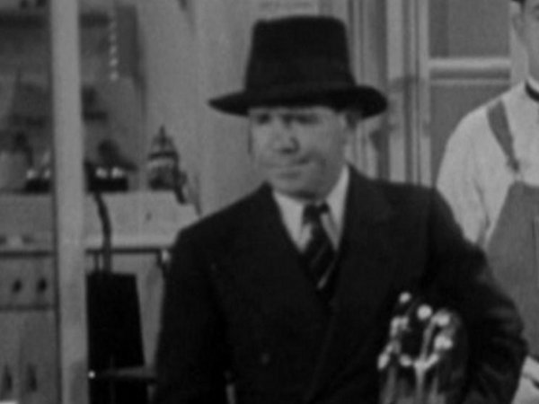 Bobby Dunn in Tit For Tat (1935)
