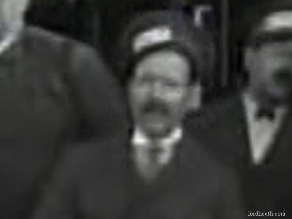Bobby Dunn in Thundering Taxis (1933)